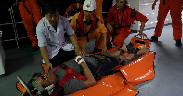 Tàu cứu nạn hàng hải Việt Nam cứu thuyền viên tàu Liberia bị tai nạn lao động trên biển