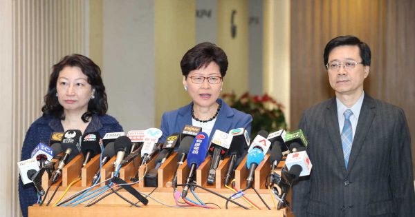 Hong Kong hoãn vô thời hạn dự luật dẫn độ gây tranh cãi