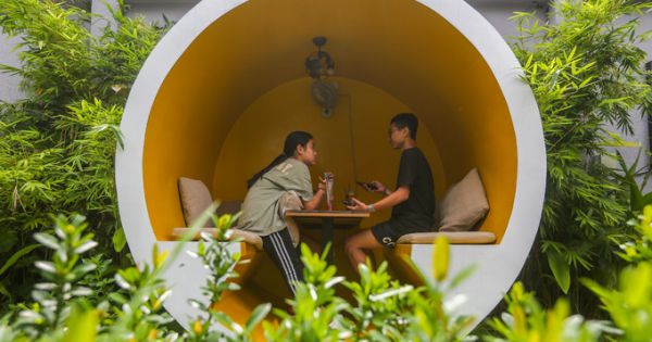 Quán cà phê mới lạ, cho khách ngồi trong ống cống ở Sài Gòn