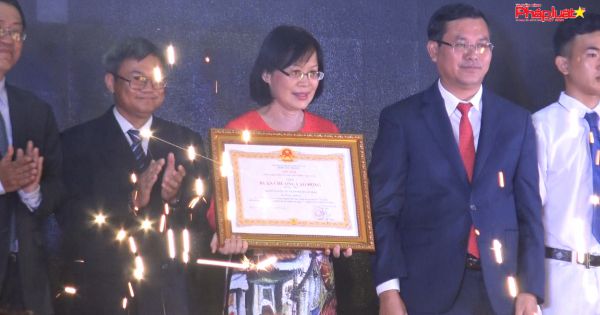 Trường ĐH Mở TP HCM nhận Huân chương Lao động hạng nhì