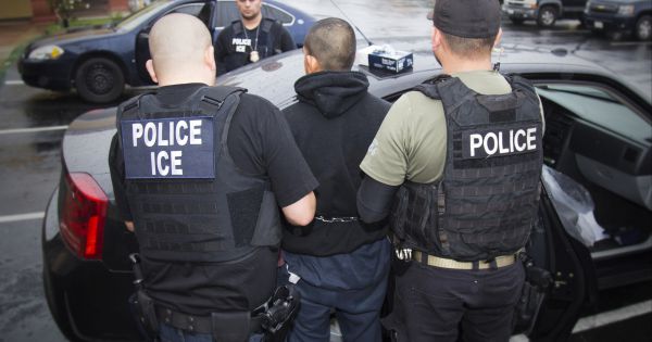 Tổng thống Trump chỉ thị trục xuất 2.000 gia đình người nhập cư trái phép