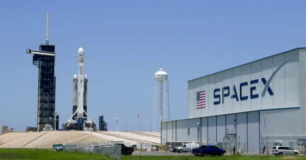 SpaceX phóng thành công 24 vệ tinh trong nhiệm vụ “khó khăn nhất”