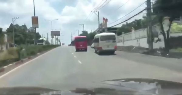 Bình Phước: Phạt 15 triệu đồng 2 tài xế xe khách rượt đuổi, đánh võng trên đường