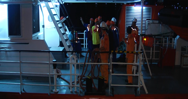 Nghệ An: Thêm 7 thuyền viên trên tàu cá gặp nạn được đưa vào bờ an toàn