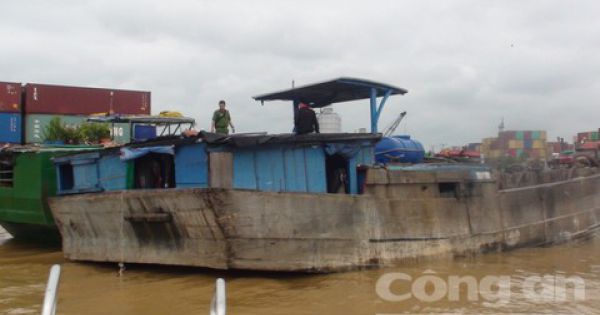 Bắt giữ 4 tàu hút cát trái phép của “cát tặc” trên sông Đồng Nai