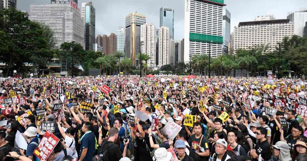 Hong Kong: Tuần hành leo thang thành đụng độ