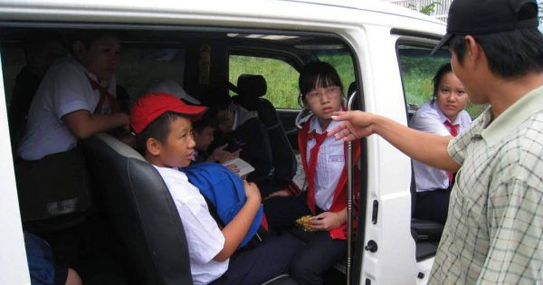 Liên ngành Đà Nẵng đến từng trường kiểm tra, xử lý xe đưa đón học sinh