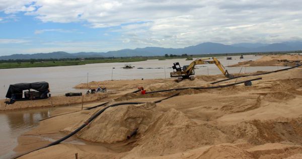 Phú Yên: Khai thác mỏ cát gây nhiều bức xúc cho người dân và chính quyền