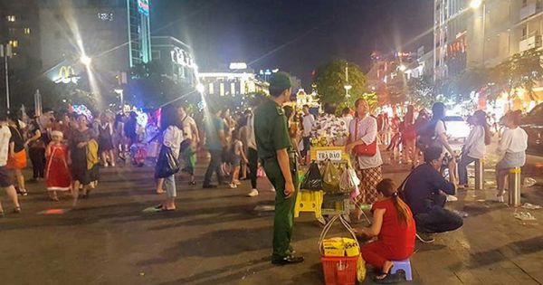 TP.HCM dẹp hàng rong trên phố đi bộ Nguyễn Huệ