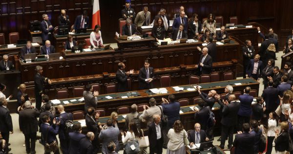Chính phủ Italy đối mặt cuộc bỏ phiếu tín nhiệm đầu tiên