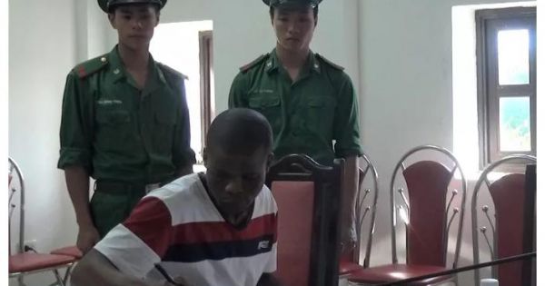 Bắt hai đối tượng quốc tịch Nigeria vận chuyển gần 15 kg ma túy đá vào Việt Nam