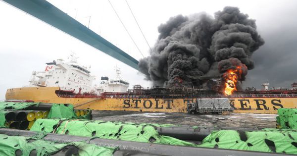 Hàn Quốc: Nổ gây cháy lớn tàu dầu 25.000 tấn tại cảng Yeompo