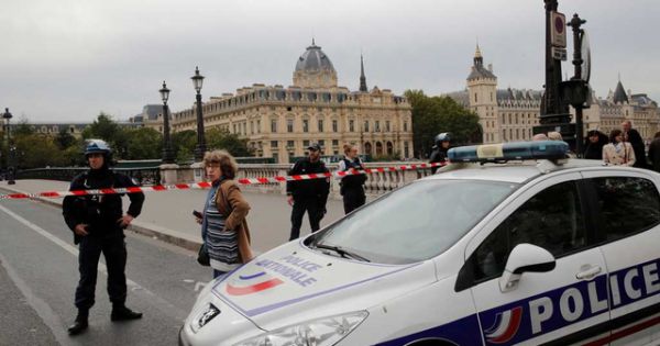 Pháp bắt giữ nghi can trong vụ tấn công sở cảnh sát Paris