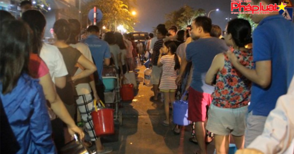 Hàng nghìn cuộc gọi tới Công ty Nước sạch Hà Nội xin hỗ trợ cấp nước