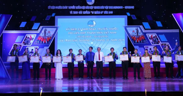 Hội Liên hiệp Thanh niên Việt Nam trao giải thưởng “15 tháng 10”