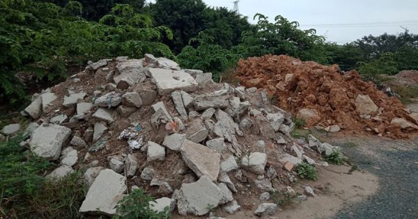 Núi rác thải xây dựng bao trùm tuyến đường đẹp nhất Hà Nội