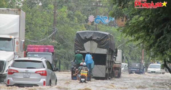 Nhiều hộ dân bị sập nhà, mất điện do bão Matmo