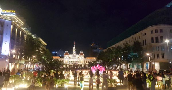 Đài phun nước nghệ thuật Phố đi bộ Nguyễn Huệ thu hút người trẻ