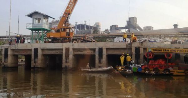 Hải Phòng: Công ty Xi măng Chinfon vỡ đường ống, dầu FO đổ ra sông