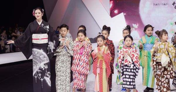 Lý Nhã Kỳ mặc Kimono làm vedette trong show của nhà thiết kế Nhật Bản