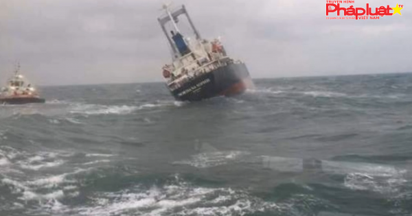 Gần 180 tấn dầu trên tàu Thái Lan gặp nạn bắt đầu tràn ra biển Hà Tĩnh