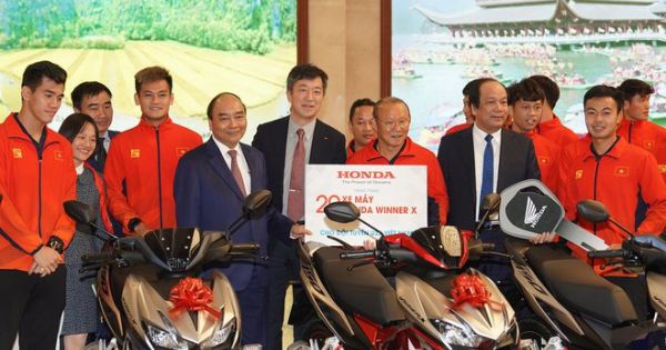 Gặp mặt Thủ tướng, mỗi nữ tuyển thủ được tặng thưởng một chiếc xe máy