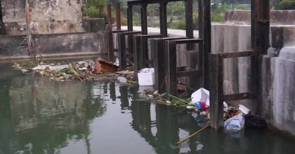 Thanh Hóa: Rác thải la liệt trên kênh dẫn nước sạch