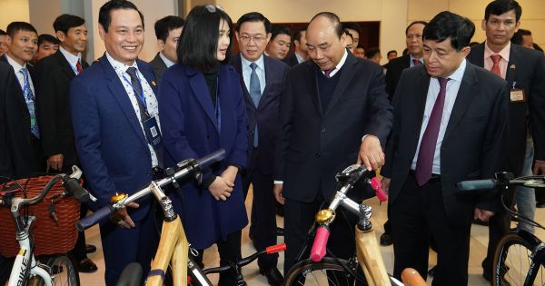 Thủ tướng tham quan trưng bày các sản phẩm tiêu biểu của doanh nghiệp Việt
