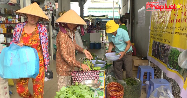 Người dân mang giỏ đi chợ được tặng rau vườn