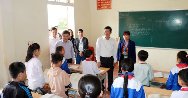 Sở Giáo dục và Đào tạo Nghệ An trao hơn 500 suất quà cho giáo viên và học sinh các huyện miền núi