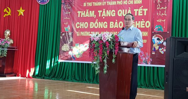 Bí thư Thành ủy Thành phố Hồ Chí Minh trao tặng hơn 100 phần quà tết cho hộ nghèo ở huyện Càng Long, tỉnh Trà Vinh.