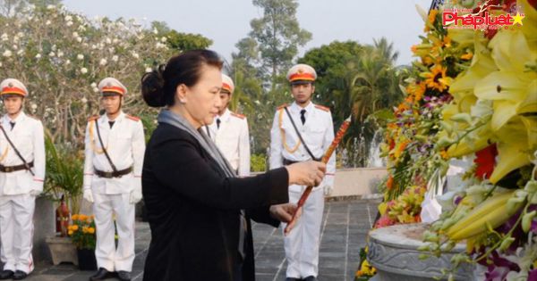 Chủ tịch Quốc hội dâng hương viếng Nghĩa trang Liệt sĩ tỉnh Bến Tre