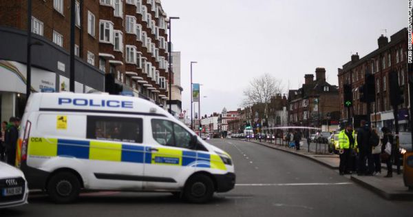 Cảnh sát Anh triệt hạ hung thủ đâm dao ở London