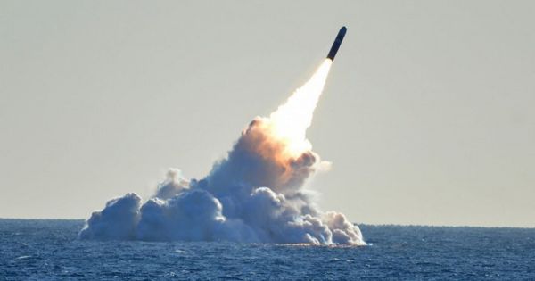 Title: Mỹ phóng thử thành công tên lửa Trident-2 từ tàu ngầm