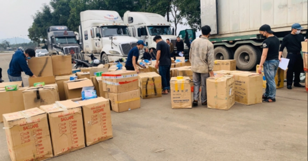 Bắt giữ xe container chở lậu hơn một triệu khẩu trang ở Lào Cai