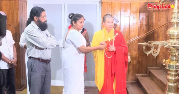 Đại đức Dhammananda Thero Thích Phước Ngọc- tăng sĩ Việt Nam được suy cử làm Chủ tịch Trung tâm Phát triển Trẻ em ISURU SEVANA tại Quốc đảo Sri Lanka