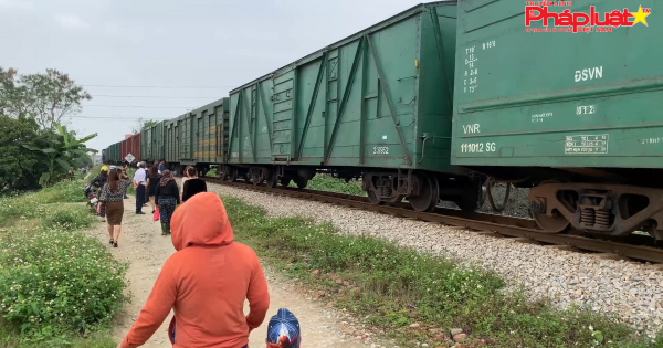 Nghệ An: Tàu hỏa húc xe tải rơi xuống ao, tài xế tử vong