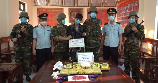 Hà Tĩnh: Bắt đối tượng chở 5 kg ma túy đá và 30 nghìn viên hồng phiến
