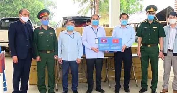 Tặng khẩu trang, dụng cụ y tế cho lực lượng bảo vệ biên giới Lào