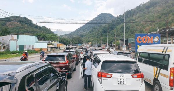 Hàng trăm ô tô 'chôn chân' nhiều giờ trên đường đến TP Đà Lạt
