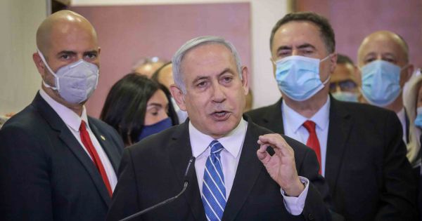 Thủ tướng đương nhiệm Israel ra hầu tòa