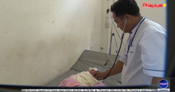 Kiên Giang – Phát hiện trẻ mới sinh bị bỏ vào bụi cây ven đường
