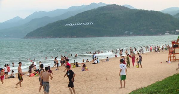 Dùng “phiếu thu tiền rác” để thu phí du khách vui chơi tại bãi biển Quy Nhơn