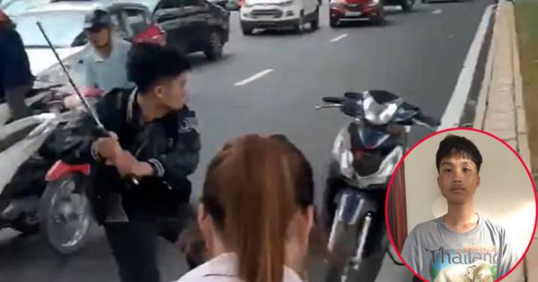 Tạm giữ hình sự nam thanh niên vung gậy đập xe sau va chạm giao thông ở Hà Nội