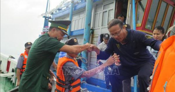 Đưa 11 ngư dân tàu cá Bình Định BĐ 98658 TS về đất liền an toàn