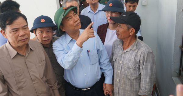 Thủ tướng Chính phủ thị sát, thăm hỏi người dân vùng bão lũ Quảng Ngãi