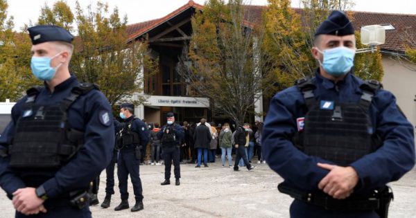 Pháp bắt giữ thêm 4 học sinh liên quan đến vụ thầy giáo lịch sử bị sát hại