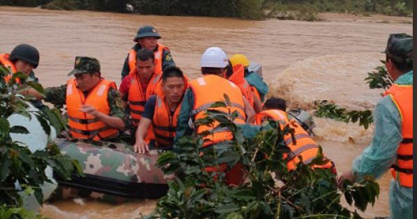 Huy động hơn 100 người tìm kiếm 2 nữ du khách bị lũ cuốn trôi tại Lâm Đồng
