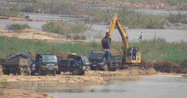 Chủ tịch UBND tỉnh Bình Định yêu cầu dừng việc nạo vét, tận thu cát trên sông Lại Giang