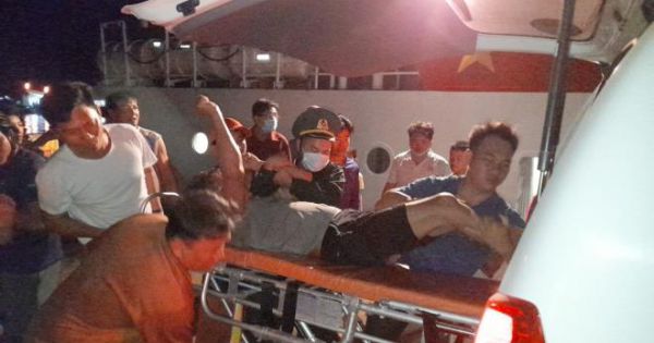 Bộ đội Biên phòng cứu 4 ngư dân ngạt khí hầm cá trên tàu lênh đênh giữa biển
